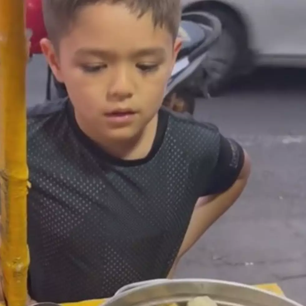 Wajah bule lidah melokal, ini 10 momen El Barack anak Jessica Iskandar saat jajan di kaki lima