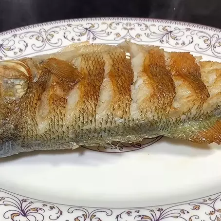 Lebih irit minyak, ini trik menggoreng ikan agar tidak hancur dan lengket pakai 3 bahan