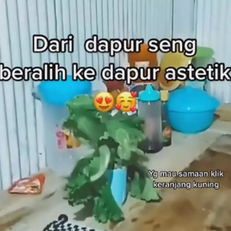7 Potret dapur sempit dinding seng di-makeover cuma pakai wallpaper Rp 100 ribuan, hasilnya estetik
