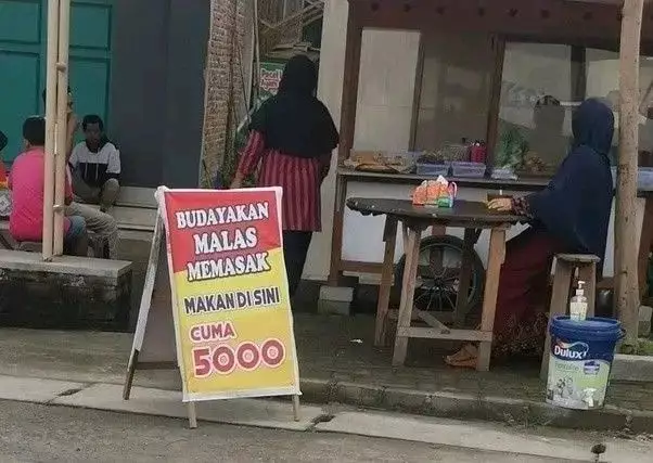 Spanduk iklan kocak pada warung Berbagai sumber