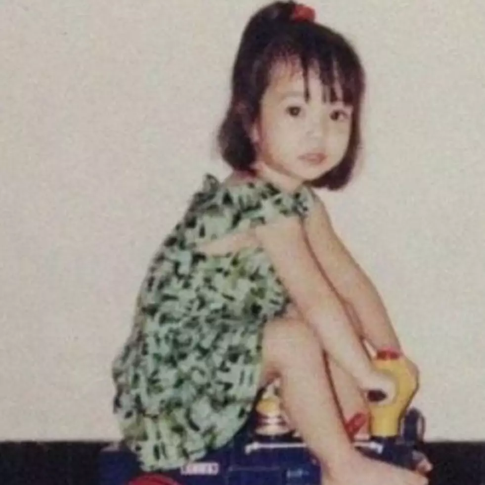 Bocah berponi ini kecilnya kerja ngamen bareng badut, kini terkenal jadi artis dan juragan skincare