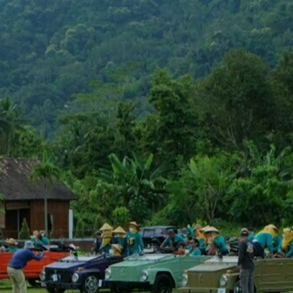Keliling desa wisata sambil menikmati pemandangan di Borobudur naik VW safari