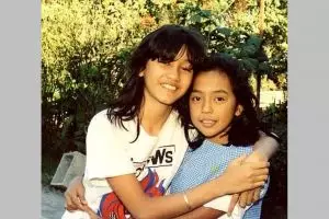 Gadis dipeluk Nike Ardilla ini cucu Presiden Soeharto, pernah jadi penyanyi kini lakoni profesi ini