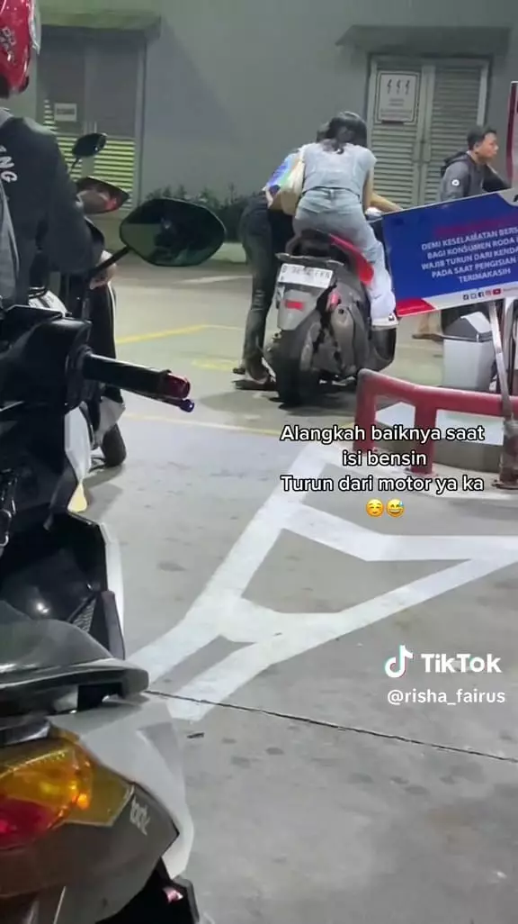 Pengendara nggak mau turun waktu isi bensin © TikTok Pengendara nggak mau turun waktu isi bensin © TikTok