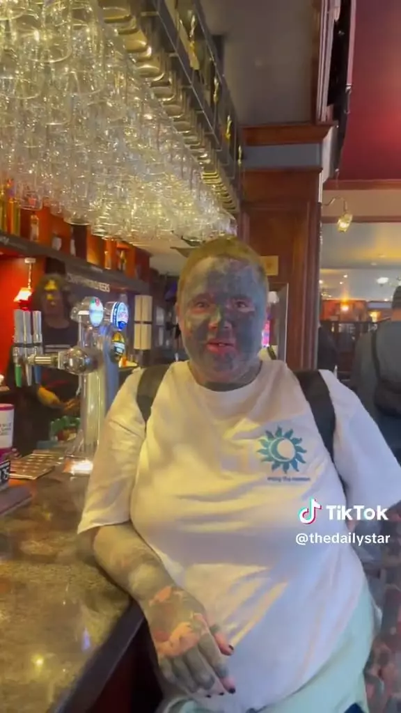 Ibu beranak dua punya 800 tato © TikTok