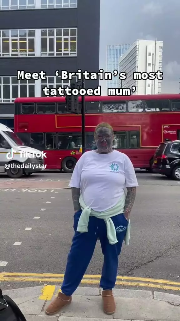 Ibu beranak dua punya 800 tato © TikTok