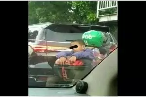11 Penampakan lucu ojek online saat jemput bocah kecil ini kocak tapi ngeri, nggak bahaya ta?