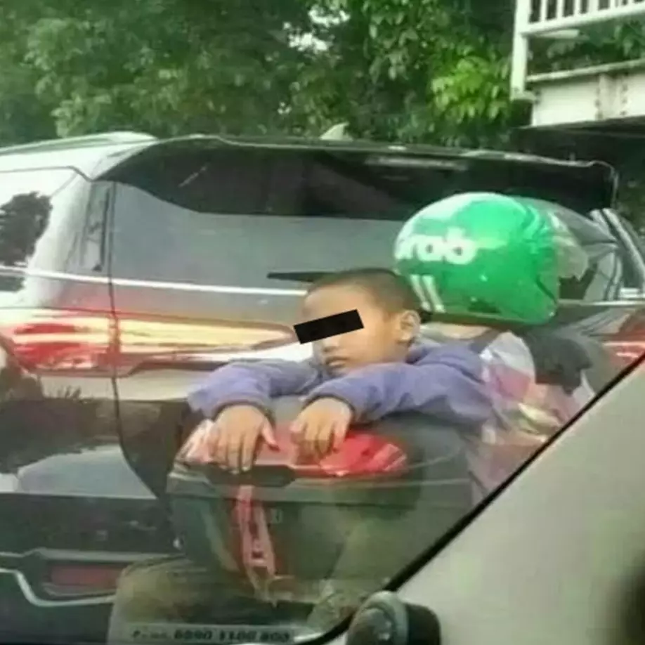11 Penampakan lucu ojek online saat jemput bocah kecil ini kocak tapi ngeri, nggak bahaya ta?
