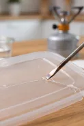 Bukan pakai lem, ternyata kotak makan plastik yang retak bisa ditambal pakai 1 alat sederhana