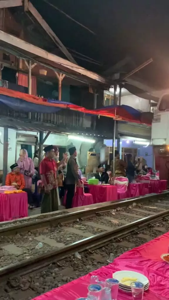 Tamu undangan nikah di rel kereta © TikTok Tamu undangan nikah di rel kereta © TikTok