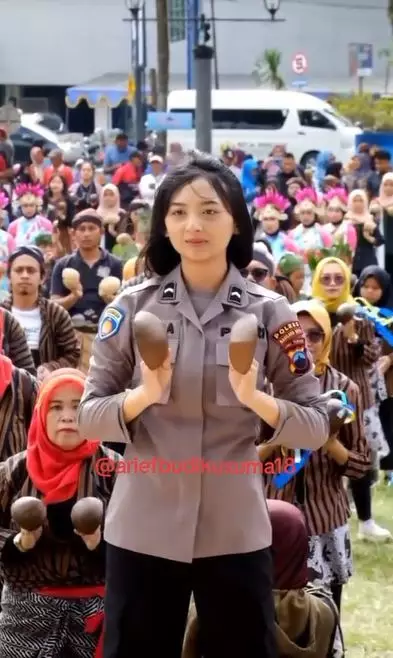 Momen polwan cantik pecahkan rekor MURI Berbagai sumber Momen polwan cantik pecahkan rekor MURI Berbagai sumber