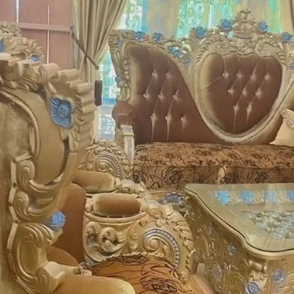 Rumah kayu dengan interior serba emas ini desain luarnya tak terduga, intip 10 potretnya