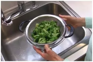 Jangan cuma didiamkan, ini cara cepat mencairkan sayuran beku hanya dalam 3 menit