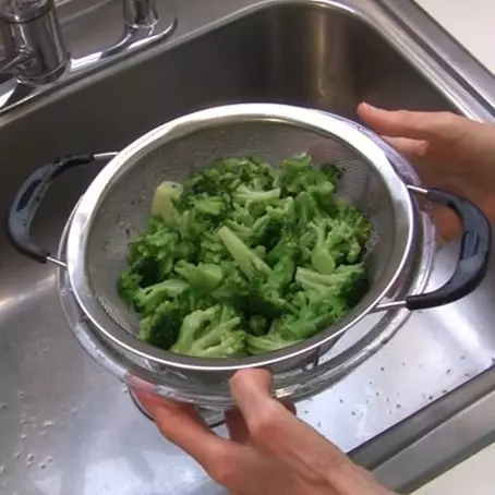 Jangan cuma didiamkan, ini cara cepat mencairkan sayuran beku hanya dalam 3 menit