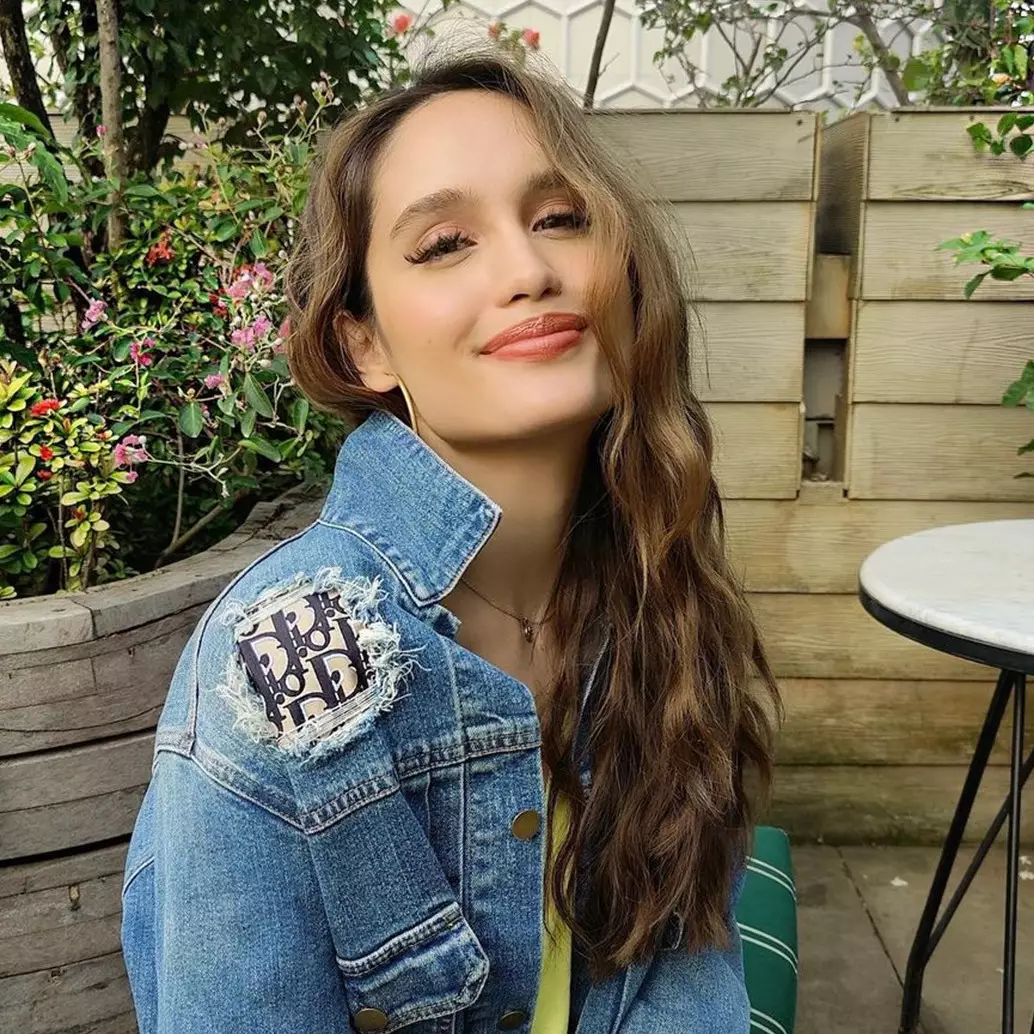 9 Bukti kesederhanaan Cinta Laura yang terapkan frugal living, pakai barang sampai rusak