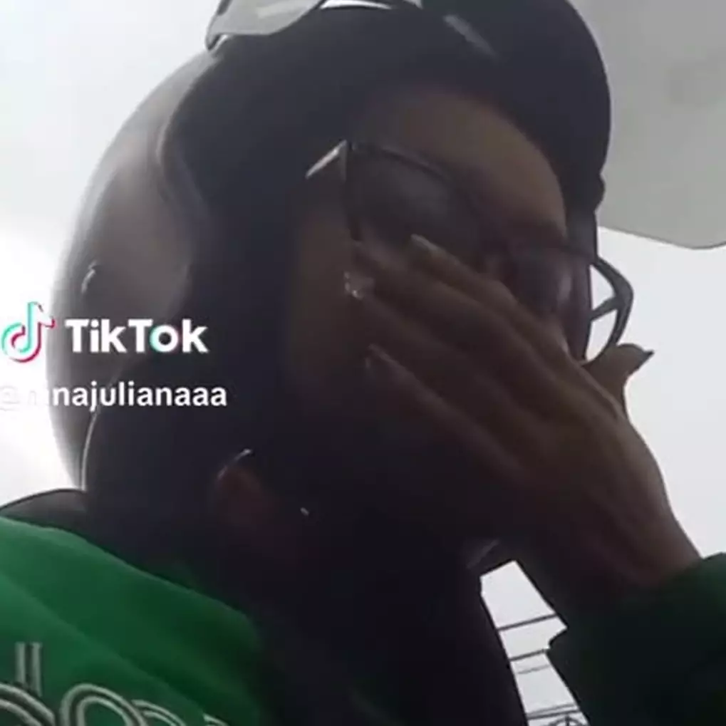 Buru-buru karena takut kesiangan, aksi penumpang ojek online ini tak terduga