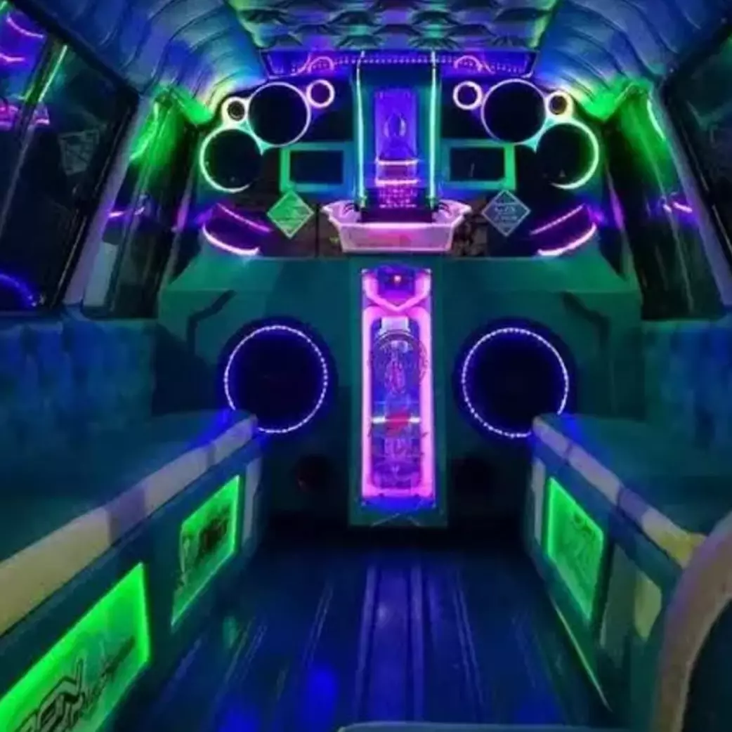 17 Potret kocak interior angkutan umum ini bikin penumpang keenakan, berasa sultan