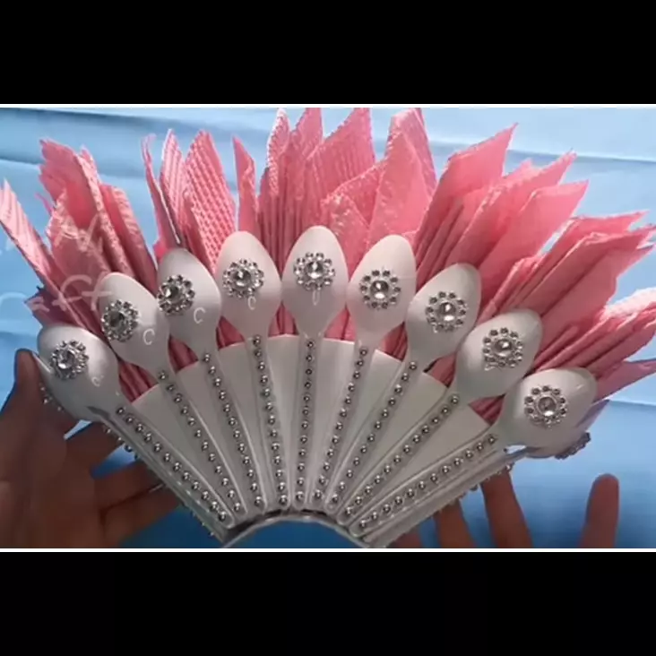 Cara kreatif sulap sendok plastik bekas jadi tempat tisu makan estetik