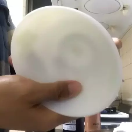 Bukan diolesin minyak goreng, ini cara praktis melepaskan stiker di mangkuk baru