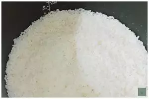 Trik memasak beras yang sudah bau apek agar hasilnya wangi, pulen, dan lebih putih pakai 2 bahan dapur