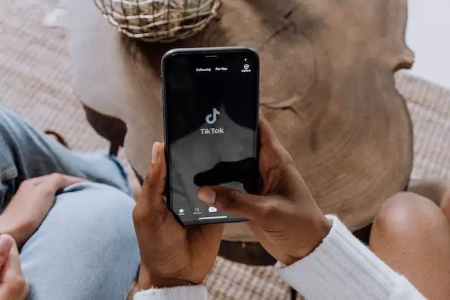 Cara mendapatkan uang di TikTok © 2023 brilio.net Cara mendapatkan uang di TikTok © 2023 brilio.net