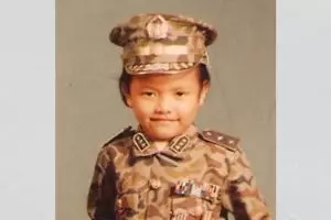 Pernah minta pekerjaan ke wartawan, bocah cilik pakai baju tentara ini sukses jadi vokalis band