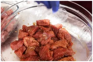 Trik marinasi daging sapi supaya makin empuk tanpa nanas atau daun pepaya, cukup tambah 2 bahan ini