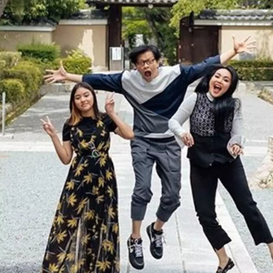 Hadiri wisuda anak di Inggris, 7 pesona Dewi Gita istri Armand Maulana ini bak putri keraton