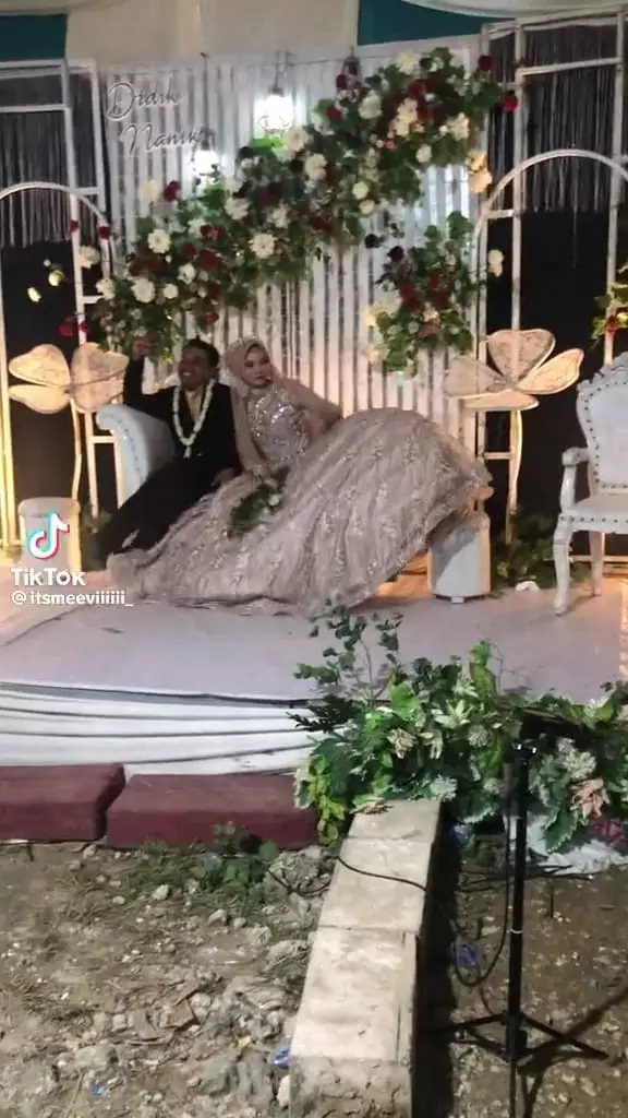Gaun pengantin megar tak karuan © TikTok