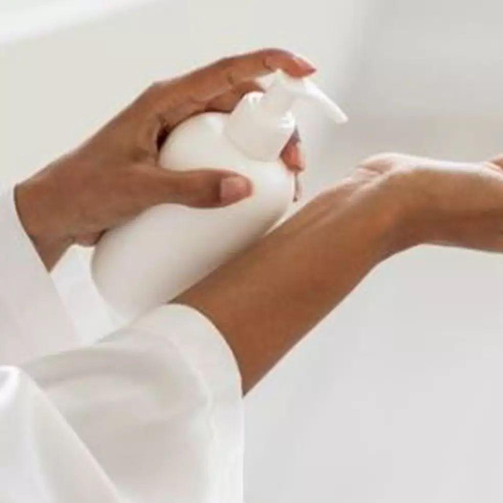 Trik pudarkan noda hitam di tangan pakai body scrub dari 4 biji-bijian, kembali glowing dan cerah