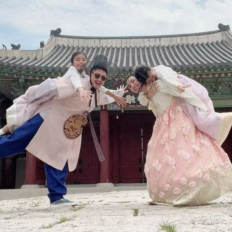 Akrab bak bestie, ini 10 potret Angga Wijaya mantan suami Dewi Perssik bareng anak sambung