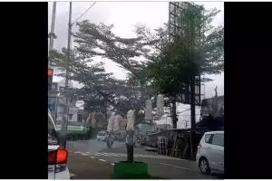 13 Potret kocak lapak pedagang ini ada di tempat tak terduga, kok kepikiran ya?