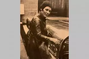 Wanita bergaya nyentrik ala rocker ini ternyata ibu seleb Tanah Air top, dulu kerja jadi guru TK