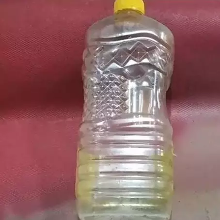 Bukan pakai beras ataupun cuka, ini cara praktis bersihkan botol bekas minyak goreng agar tidak licin