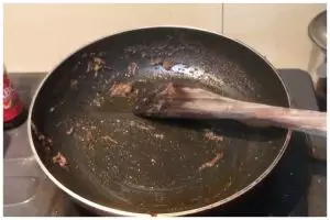 Bukan pakai sabun, ini cara kreatif warganet cuci bekas bumbu rendang di teflon pakai 1 bahan makanan