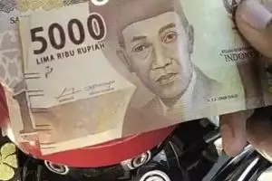 Bingung dibayar pakai uang asing oleh penumpang, pengalaman driver ojek online ini bikin tepuk jidat