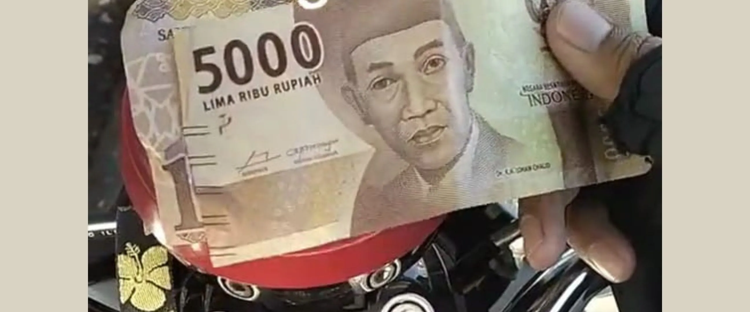 Bingung dibayar pakai uang asing oleh penumpang, pengalaman driver ojek online ini bikin tepuk jidat
