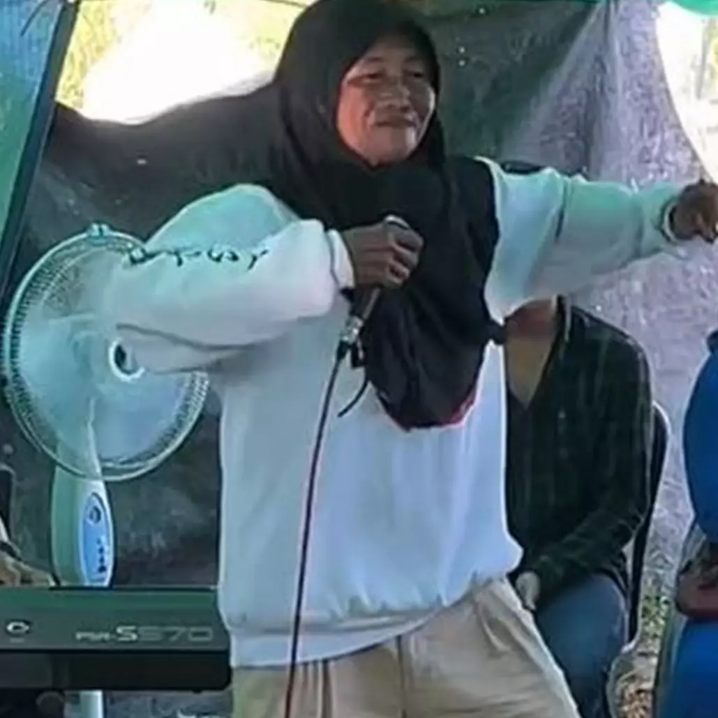Aksi nenek dance sambil nyanyi lagu "Pernikahan Dini" ini energiknya bikin nggak habis pikir