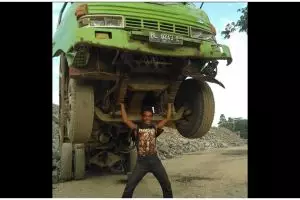 11 Potret kocak orang pamer skill ini penampakannya bikin terpana, real atau editan nih?