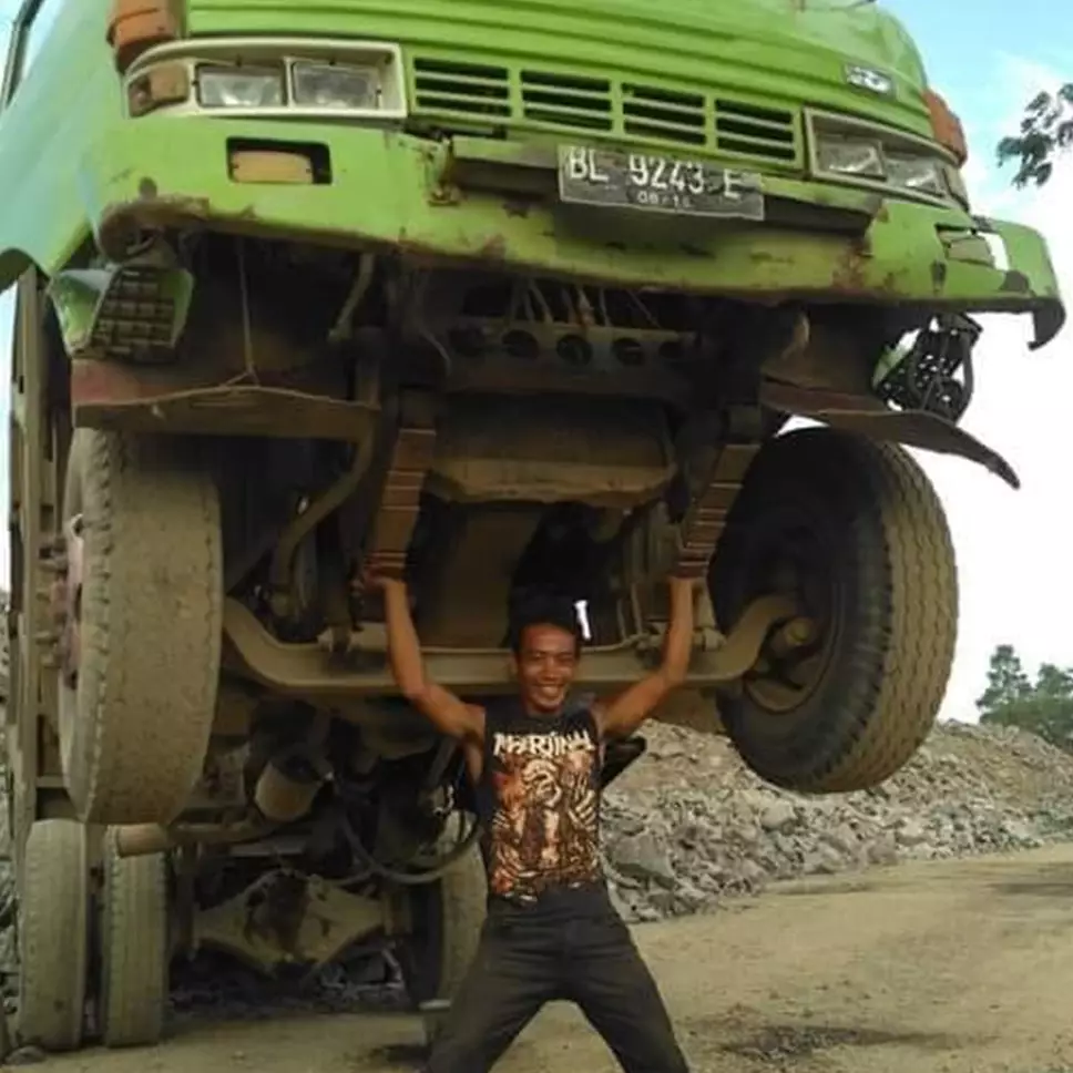 11 Potret kocak orang pamer skill ini penampakannya bikin terpana, real atau editan nih?