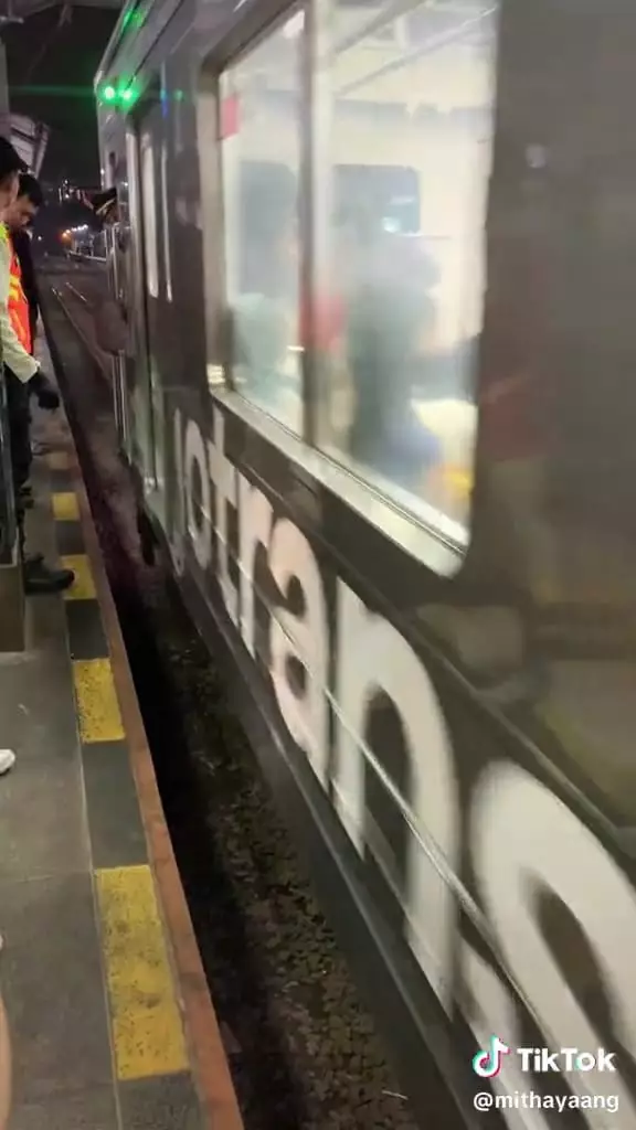 Momen heroik petugas stasiun selamatkan wanita yang jatuh ke rel kereta api © TikTok