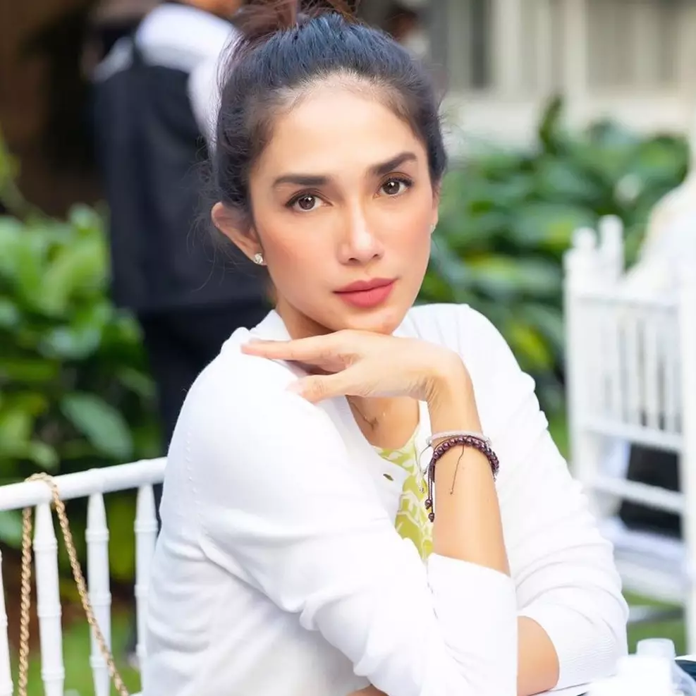 9 Momen Ussy Sulistiawaty dapat kejutan ultah ke-42, wajah polos tanpa riasannya bikin salah fokus