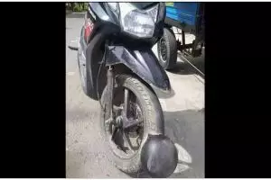 11 Potret kocak ban kendaraan bocor di jalanan ini menguji kesabaran, apes bener!