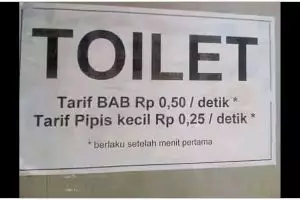 11 Potret kocak tulisan tarif di toilet umum ini nyeleneh abis, lagi mules malah disuruh mikir
