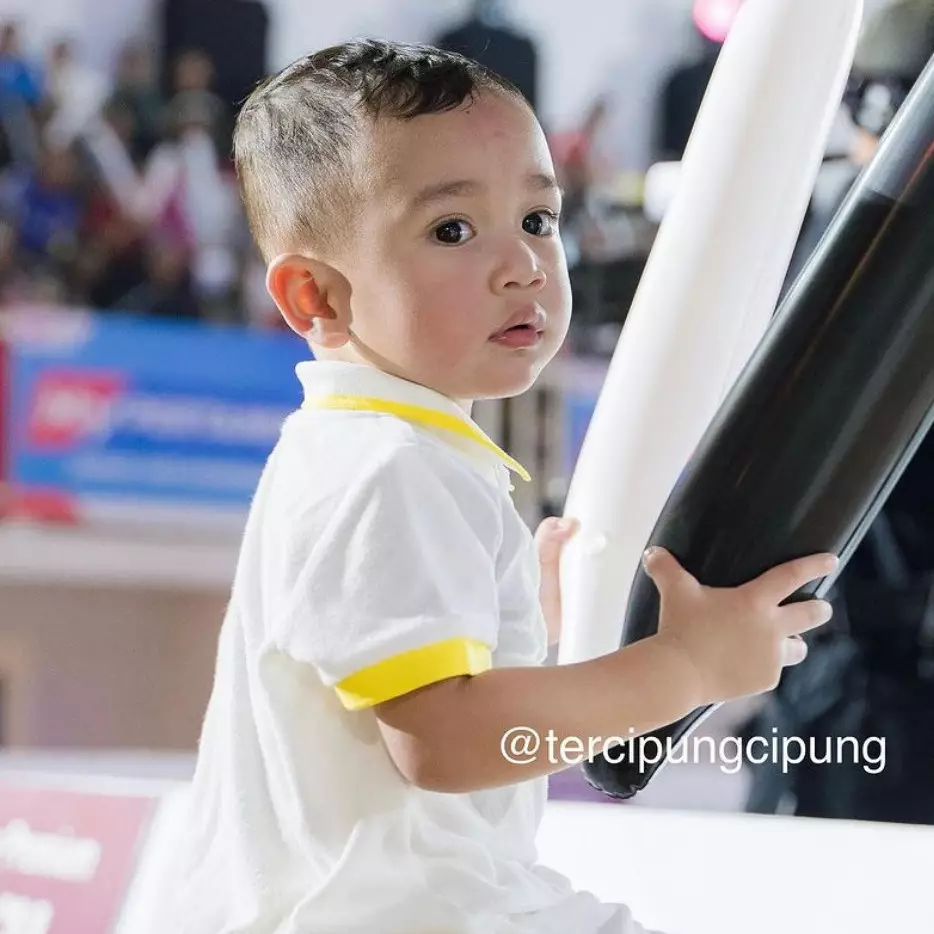 9 Momen Rayyanza anak Raffi Ahmad pemotretan pakai setelan jas, posenya gemesin bak model remaja