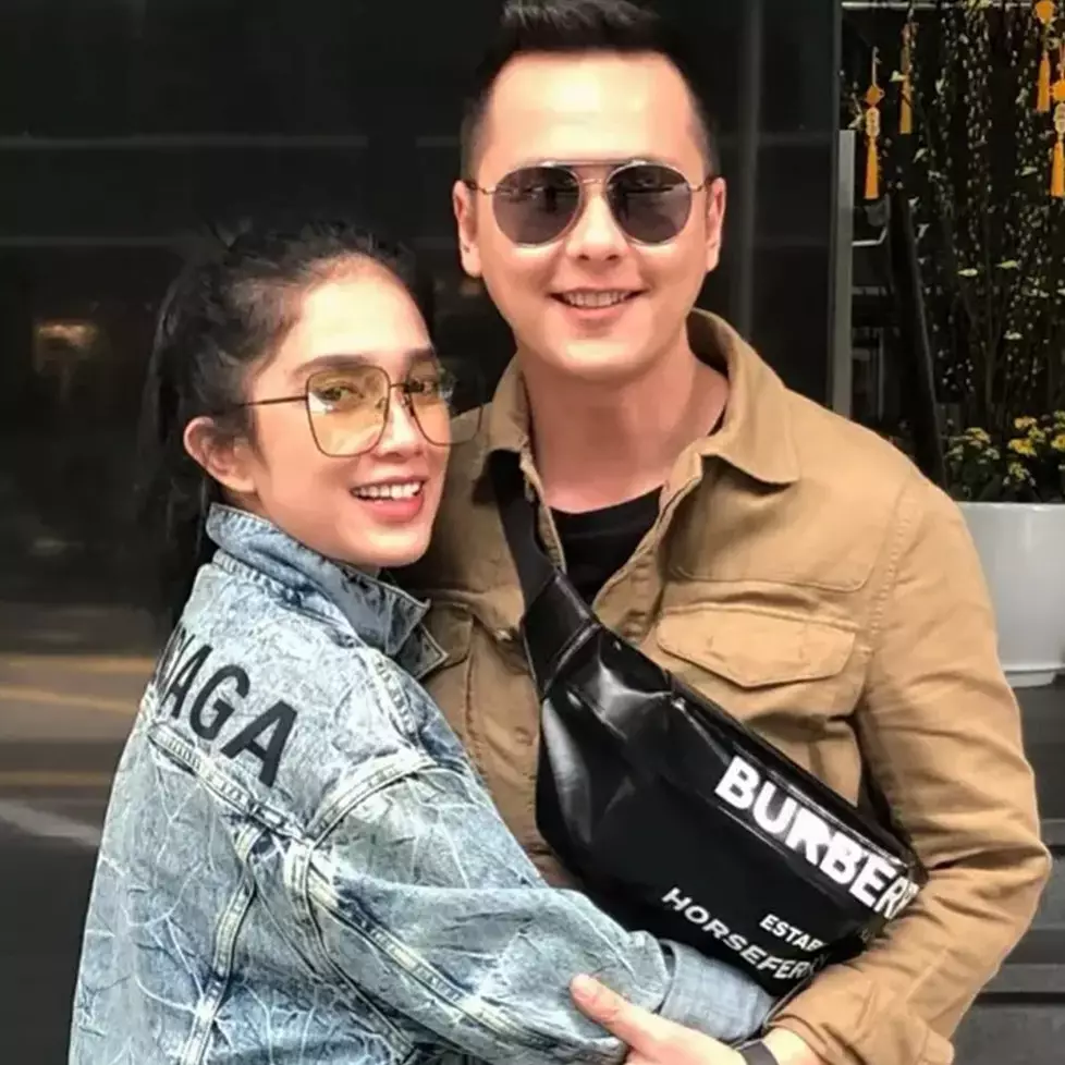 Potret 9 istri presenter baru bangun tidur ini cantiknya tak luntur, alis tebal alami Ussy bikin iri