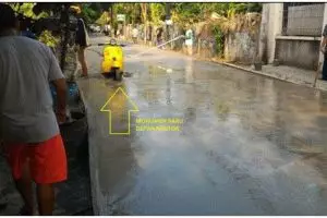 11 Potret kocak jalan cor rusak padahal masih basah ini bikin ngelus dada, penyebabnya nyeleneh abis