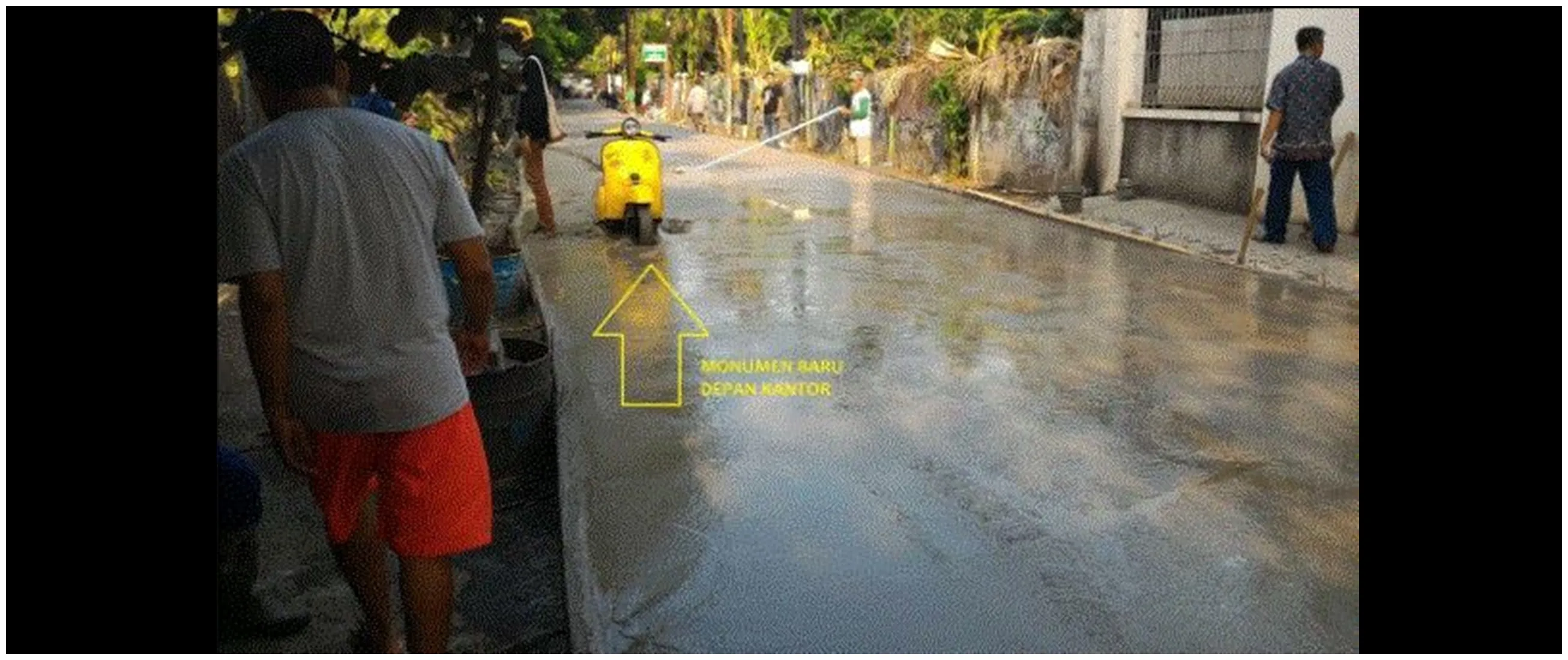 11 Potret kocak jalan cor rusak padahal masih basah ini bikin ngelus dada, penyebabnya nyeleneh abis