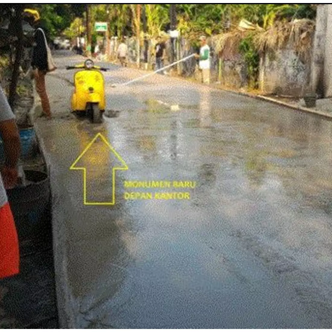 11 Potret kocak jalan cor rusak padahal masih basah ini bikin ngelus dada, penyebabnya nyeleneh abis