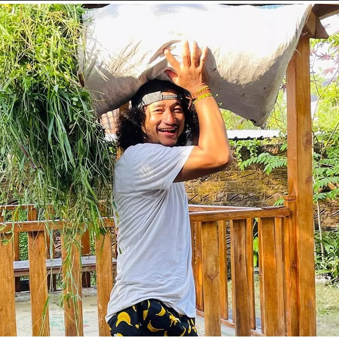 Pulang kampung demi rawat ibu, ini 9 potret keseharian Isa Bajaj yang kini jalani hidup sederhana